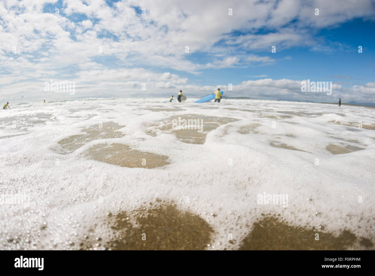 Surfeurs de Carrowniskey Strand beach, Kenmare, Comté de Mayo, Irlande Banque D'Images