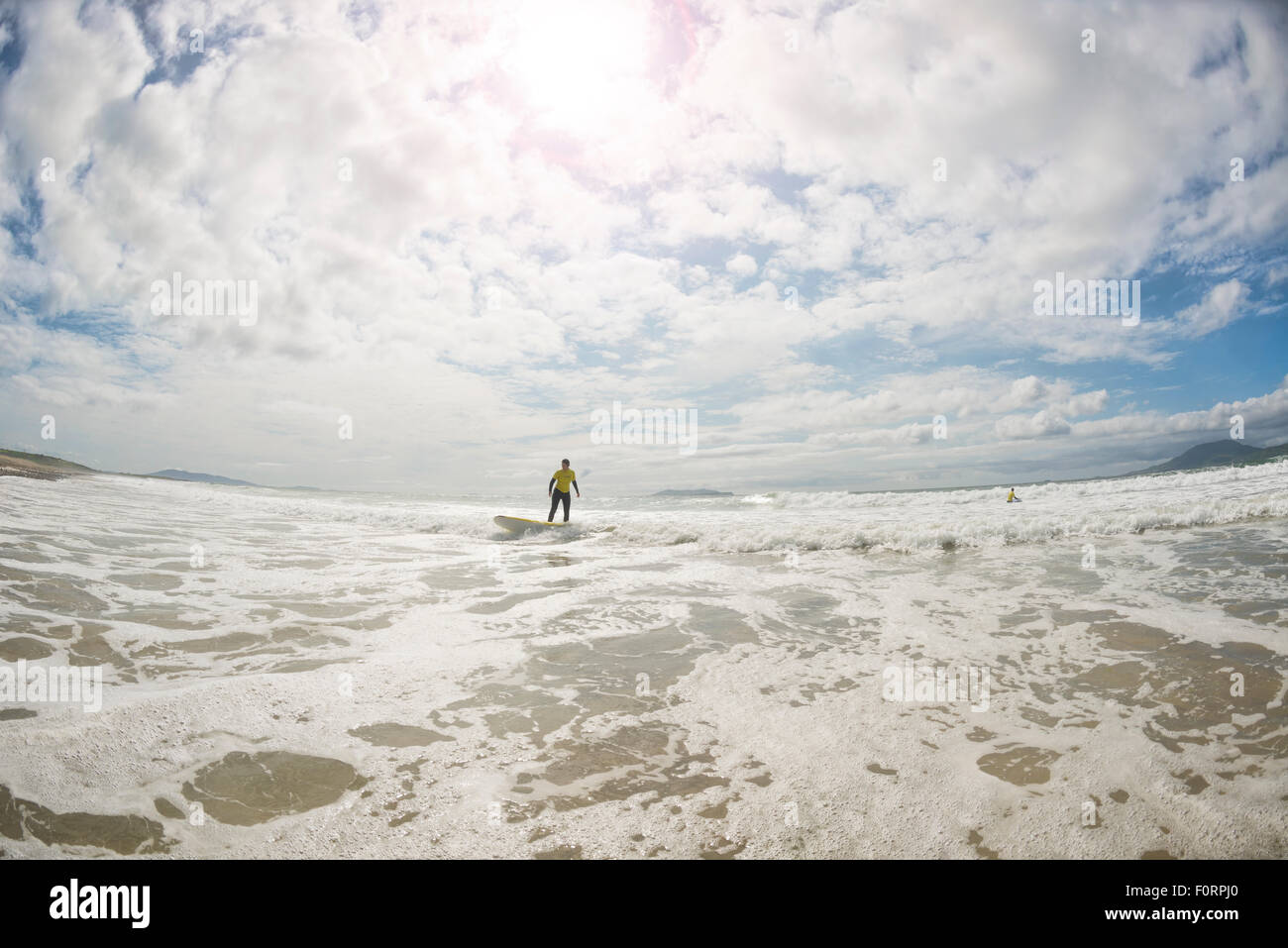 Surfeurs de Carrowniskey Strand beach, Kenmare, Comté de Mayo, Irlande Banque D'Images
