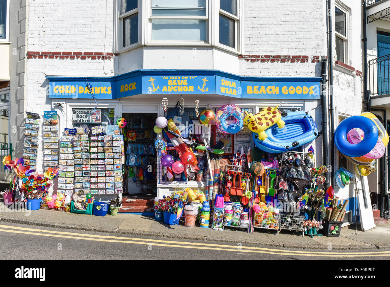 Un magasin qui vend des jouets de plage et des marchandises traditionnelles dans Broadstairs, Kent. Banque D'Images