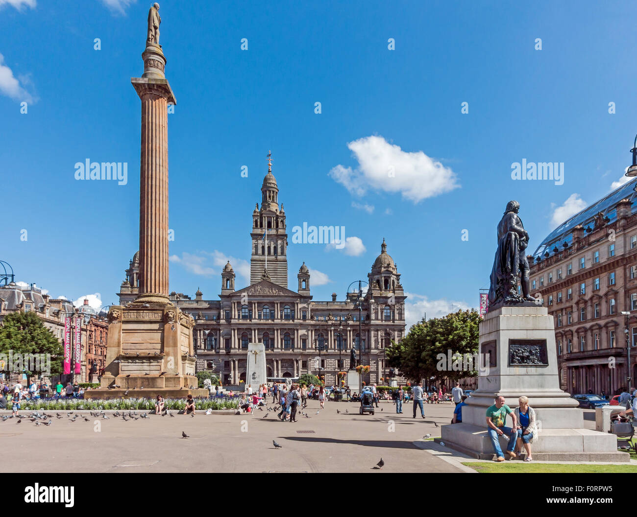 George Square Glasgow en Ecosse avec des Monuments Sir Walter Scott et Robert Burns de gauche à droite Banque D'Images