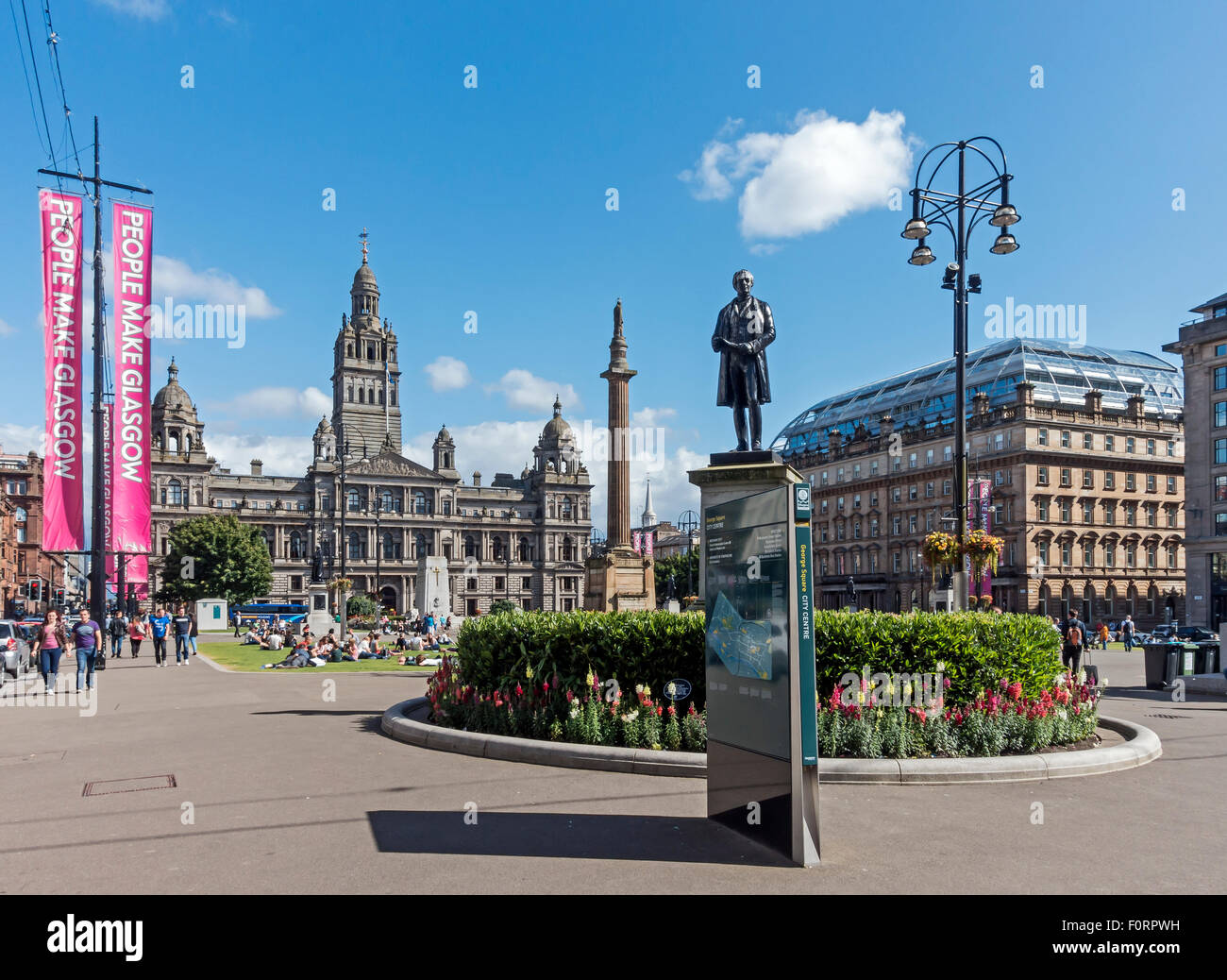 George Square Glasgow en Ecosse avec statue de Robert Peel dans l'avant-plan Banque D'Images