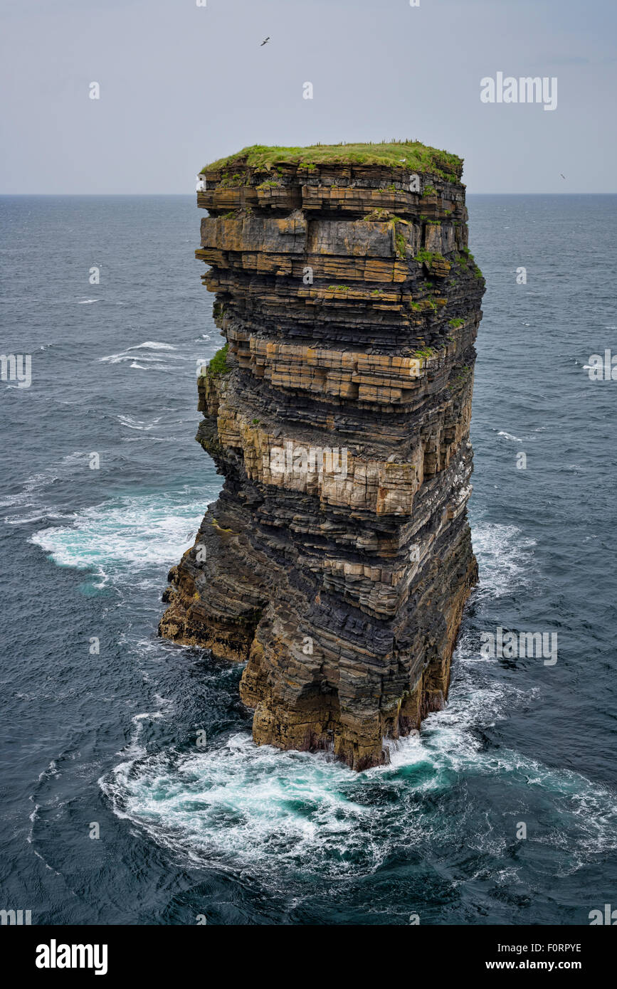Dún Briste pile la mer à Downpatrick Head, dans le comté de Mayo, Irlande Banque D'Images