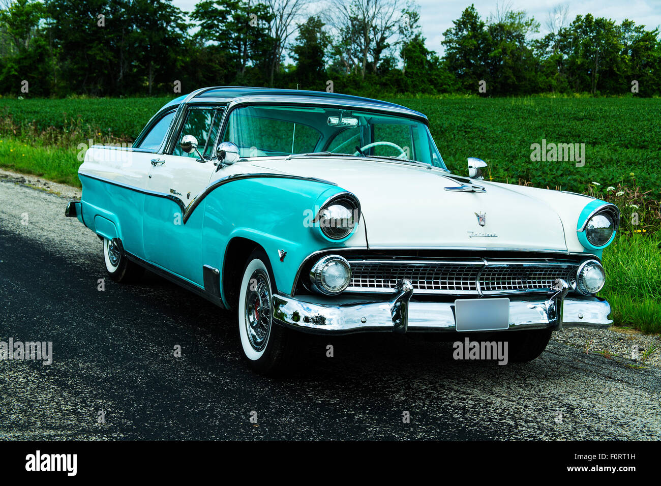 1955 Ford Fairlane Crown Victoria sur la chaussée Banque D'Images