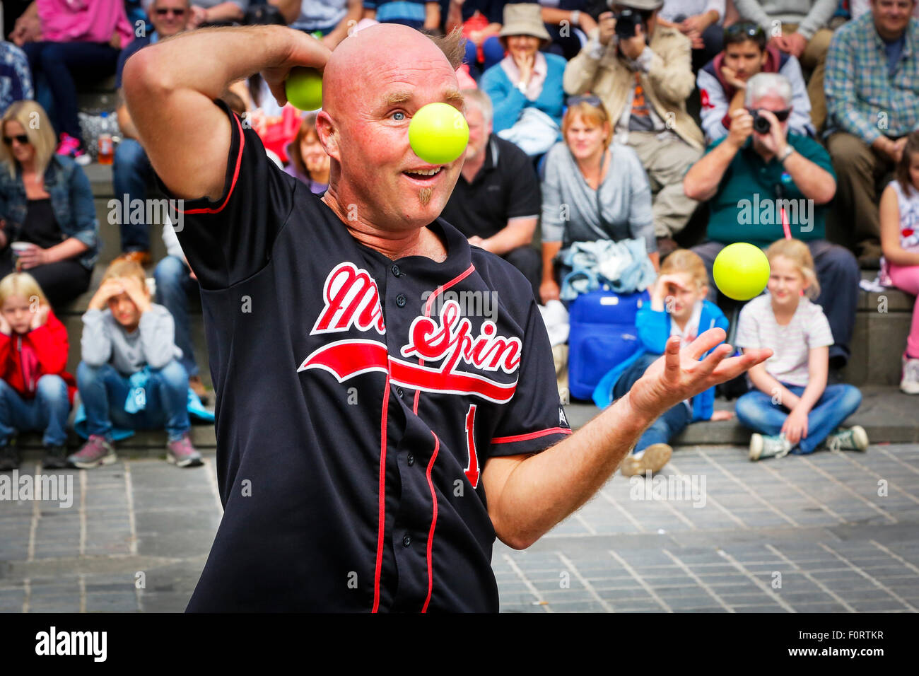 M. Spin, un jongleur, effectuant à l'Edinburgh Fringe Festival, Ecosse, Royaume-Uni Banque D'Images