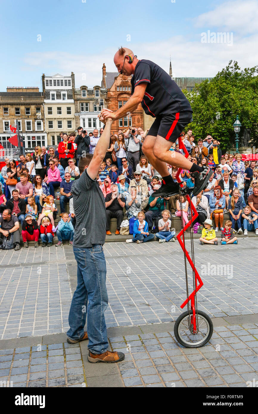 Artiste du spectacle sur un monocycle de divertir les foules au festival Fringe d'Édimbourg à la Butte, près de Princes Street, Édimbourg, Banque D'Images