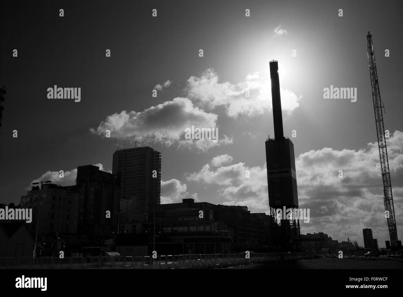 Soleil du matin derrière la tour d'observation i360 en cours de construction, Brighton, UK, noir et blanc Banque D'Images