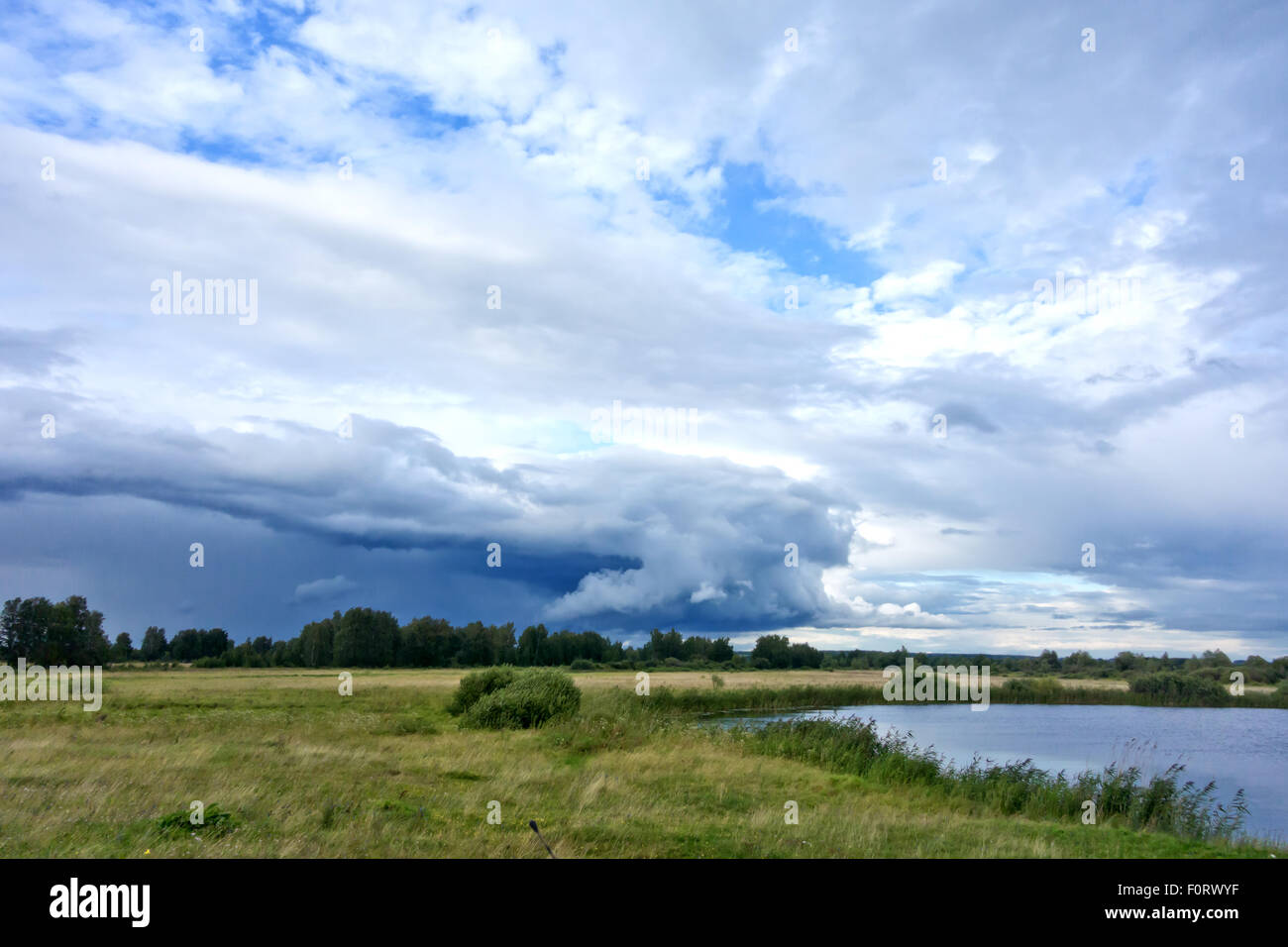 Ciel d'orage et green field Banque D'Images