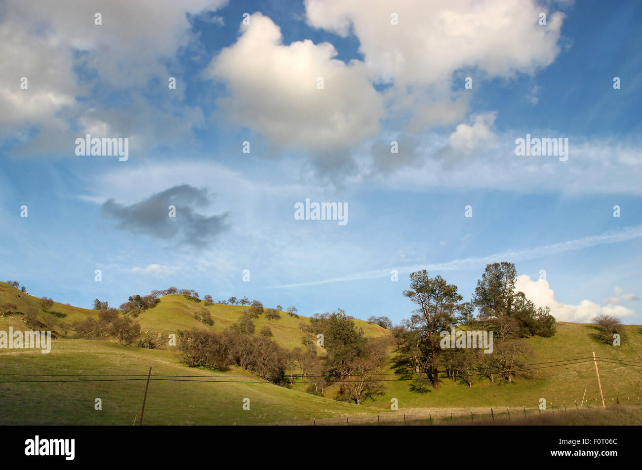 Beau paysage sous blue cloudy sky Banque D'Images