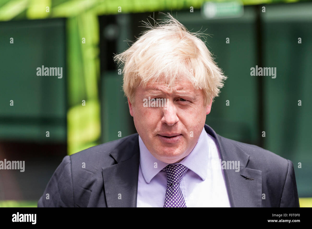 Londres, Royaume-Uni. 29 juin 2015. Le maire de Londres, Boris Johnson, en face d'une maquette d'un autobus électrique. Banque D'Images