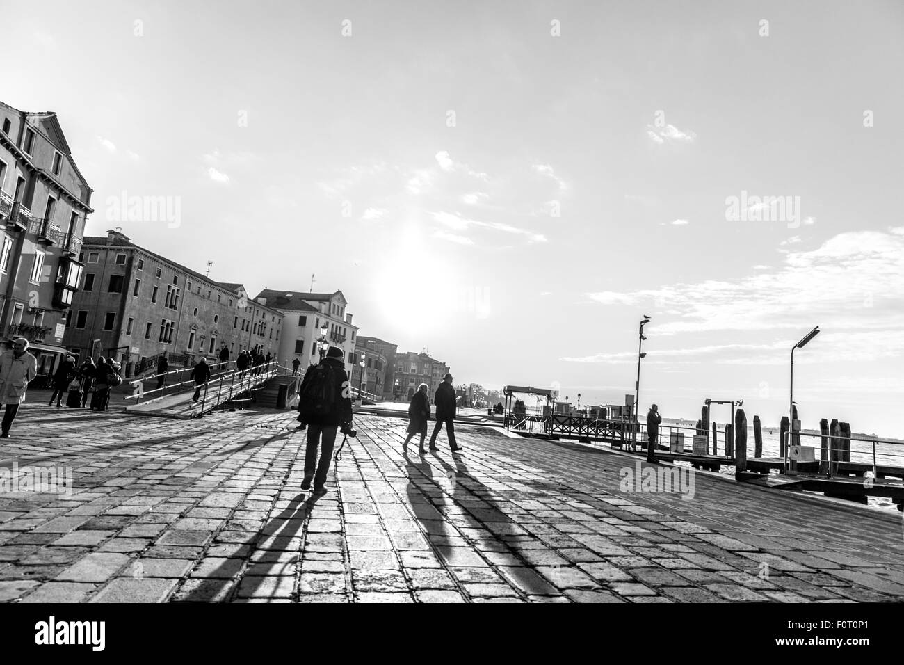 Matin longue ombres projetées par le soleil du matin à Venise Italie durant le carnaval annuel Banque D'Images