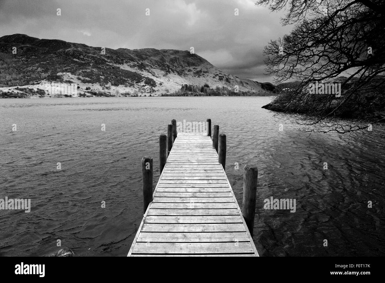 L'automne, d'un hangar à bateaux sur la jetée Ullswater, Parc National de Lake district, comté de Cumbria, Angleterre, Royaume-Uni. Banque D'Images