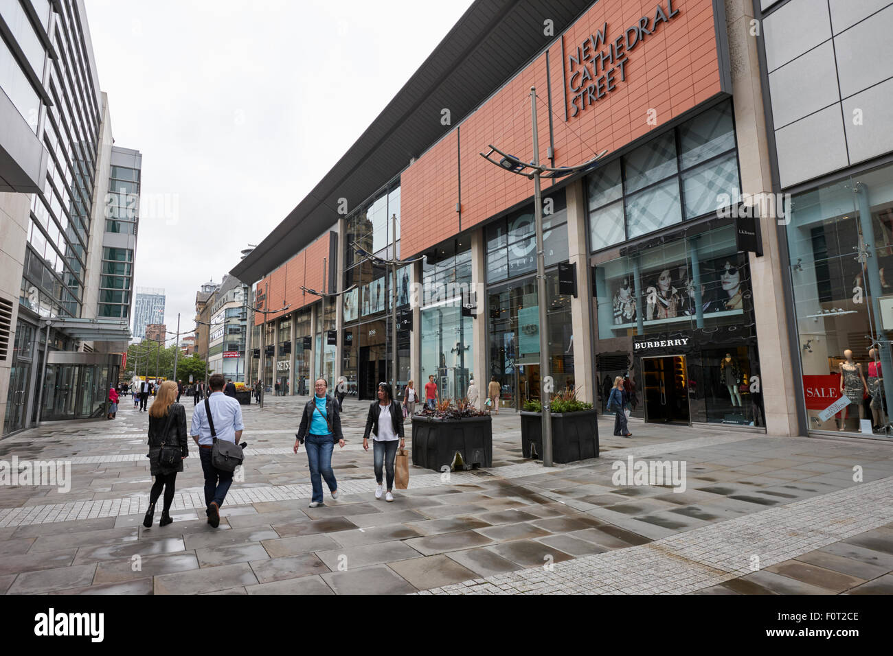 Que vous recherchiez un nouveau quartier commerçant de la rue de la Cathédrale de Manchester England UK Banque D'Images