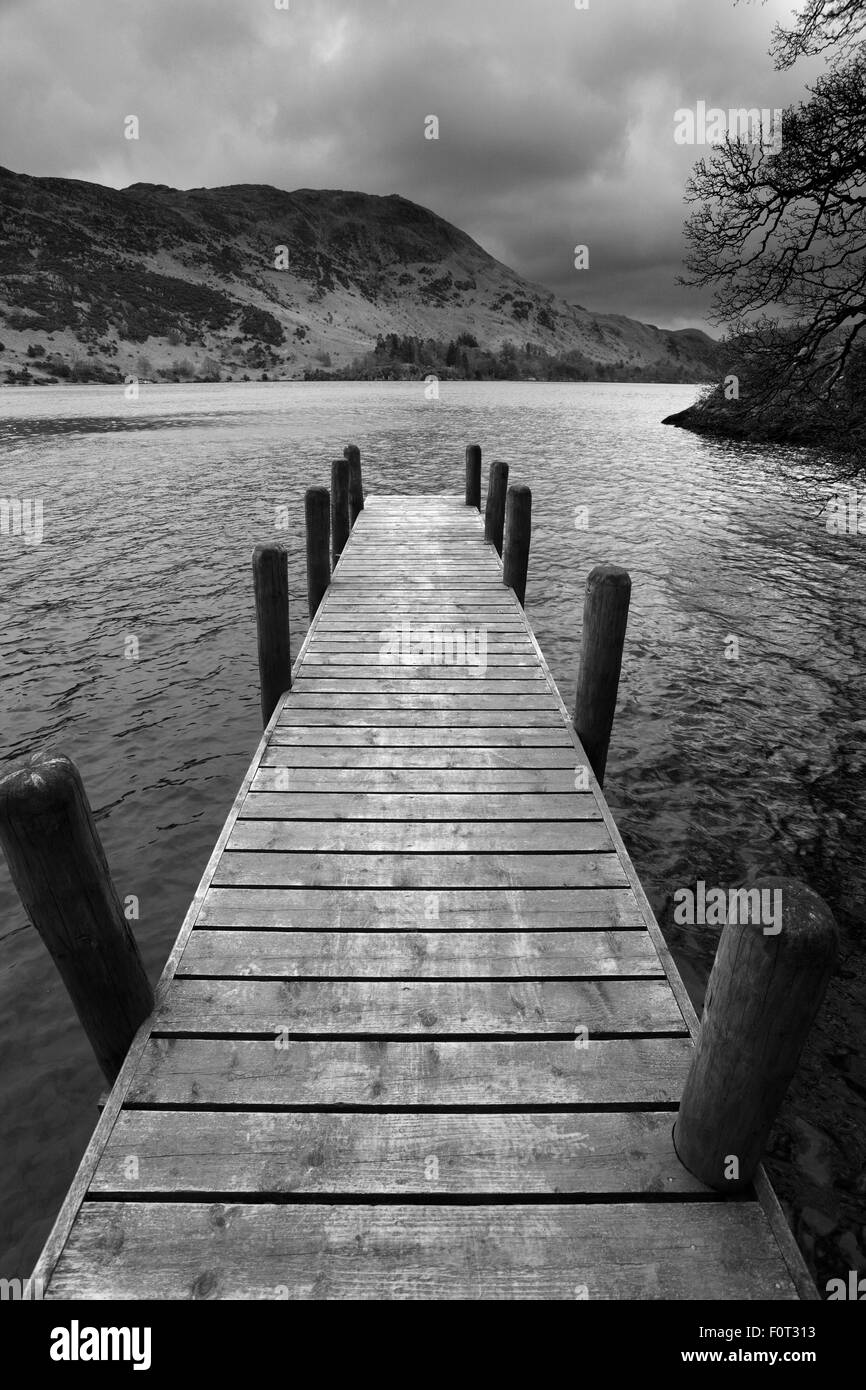 L'automne, d'un hangar à bateaux sur la jetée Ullswater, Parc National de Lake district, comté de Cumbria, Angleterre, Royaume-Uni. Banque D'Images