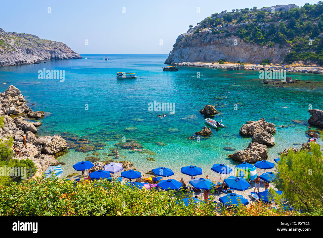 Donnant sur la magnifique plage de Baie Anthony Quinn Rhodes Grèce Europe Banque D'Images