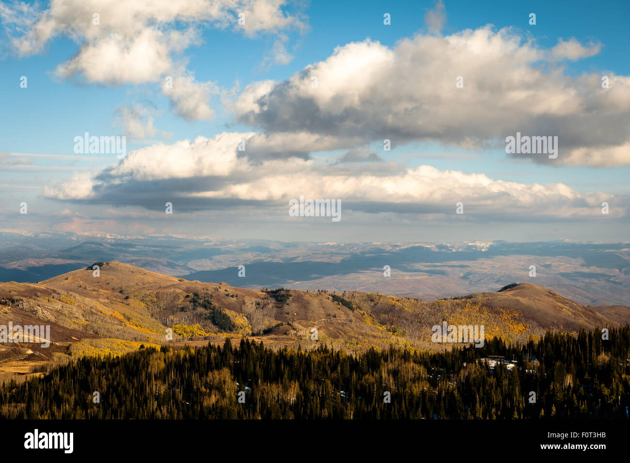 Couleurs d'automne, les nuages et la montagne spectaculaire skyline près de Park City, Utah. Banque D'Images