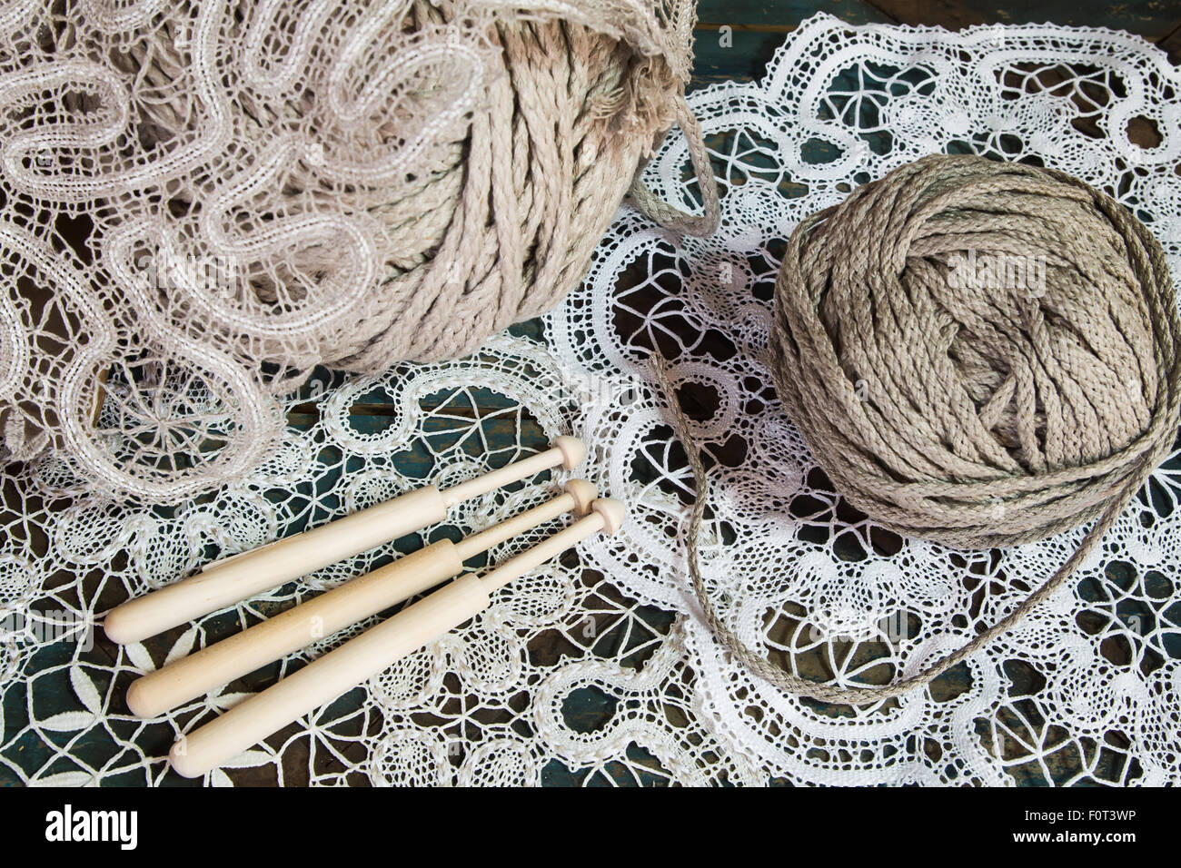 Dentelle avec une pelote de laine et de bâtons pour la fabrication Banque D'Images