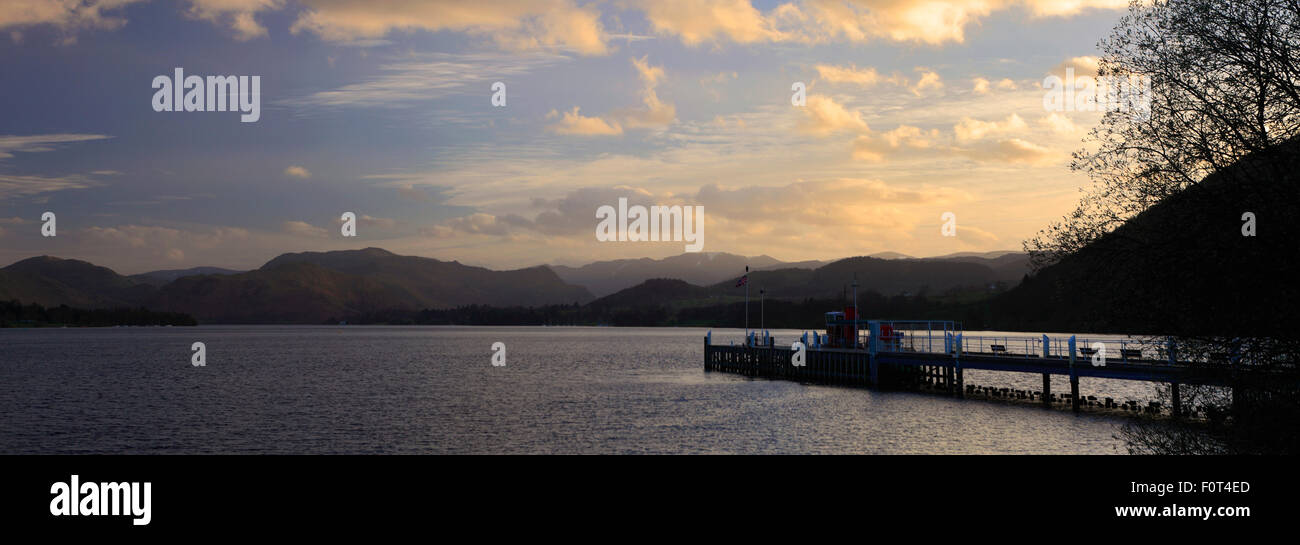 Coucher de soleil sur Ullswater, Pooley Bridge village, Parc National de Lake district, comté de Cumbria, Angleterre, Royaume-Uni. Banque D'Images