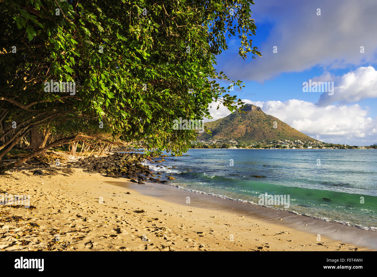 Plage de sable et de rochers dans la baie de Tamarin, Wolmar, Flic en Flac, Maurice, océan Indien Banque D'Images