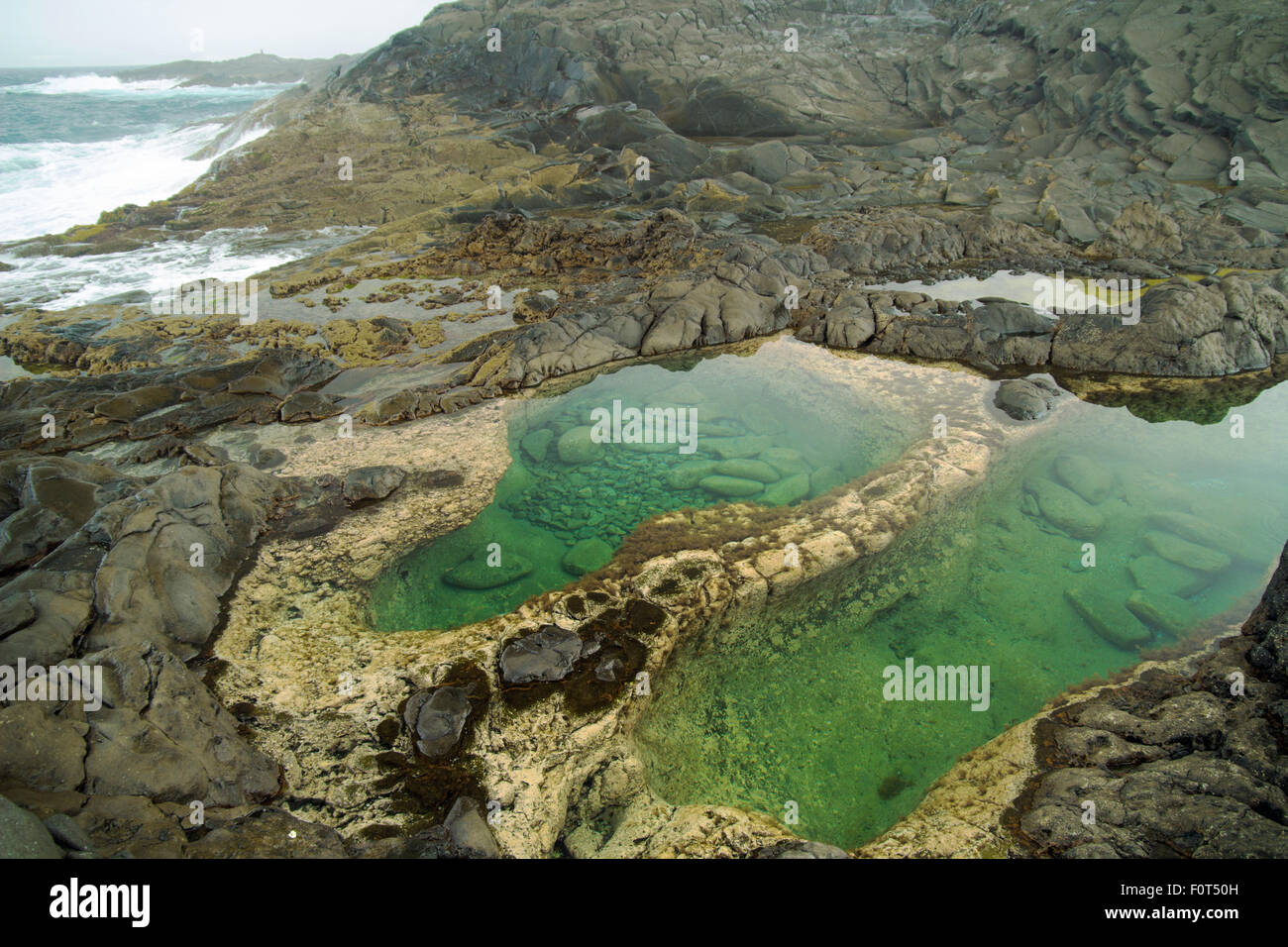 Gran Canaria, zone Banaderos, rock pools rester calme à quelques mètres des vagues Banque D'Images