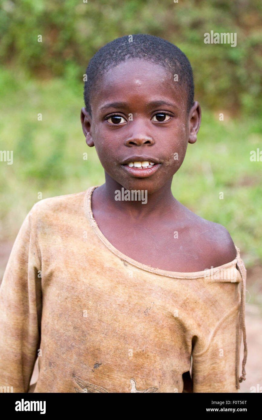 RUHENGERI, RWANDA-Novembre 14, 2013 : enfant non identifié à l'outdoor à Ruhengeri, Rwanda, le 14 novembre 2013. Banque D'Images