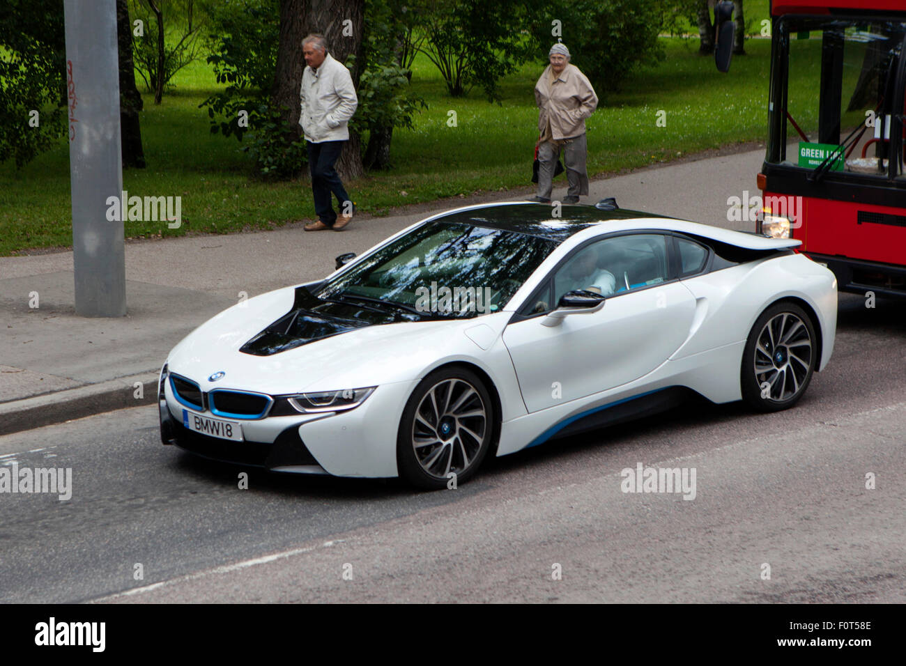 Le modèle 2015 BMW i8 plug in hybride de voiture de sport en blanc volant à Tallinn, Estonie, Europe Banque D'Images