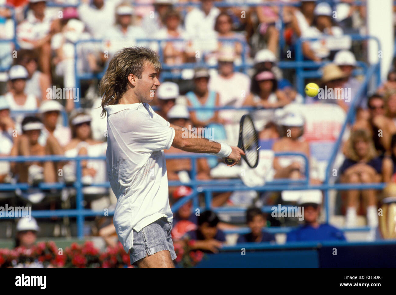 Andre Agassi en action contre Boris Becker au tournoi de la Coupe des Champions de Newsweek à Indian Wells, en Californie en mars 1988 Banque D'Images