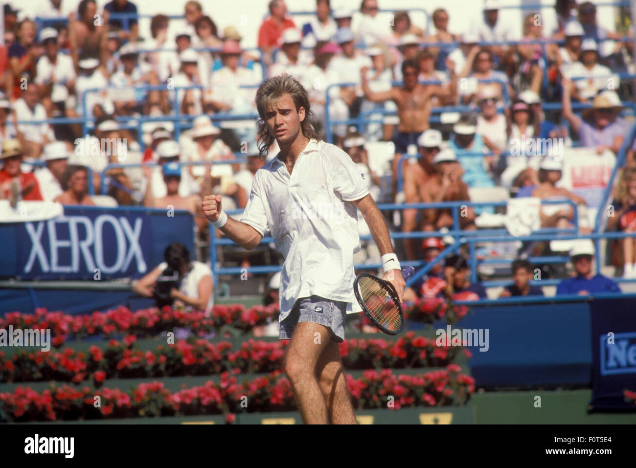 Andre Agassi en action contre Boris Becker au tournoi de la Coupe des Champions de Newsweek à Indian Wells, en Californie en mars 1988 Banque D'Images