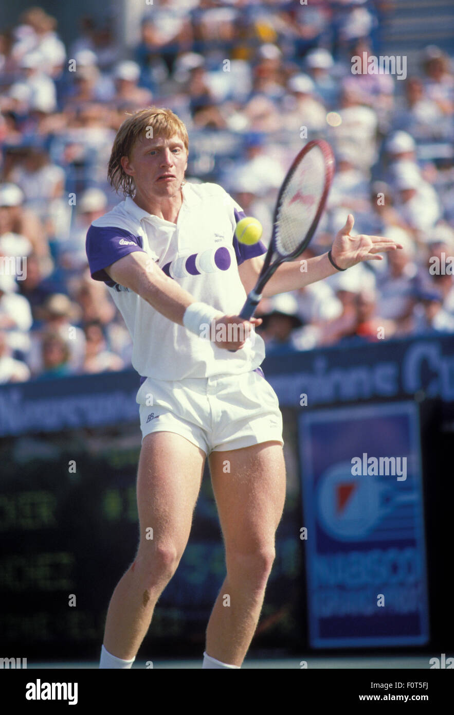 Boris Becker en action au tournoi de la Coupe des Champions de Newsweek à Indian Wells, en Californie en mars 1988. Banque D'Images
