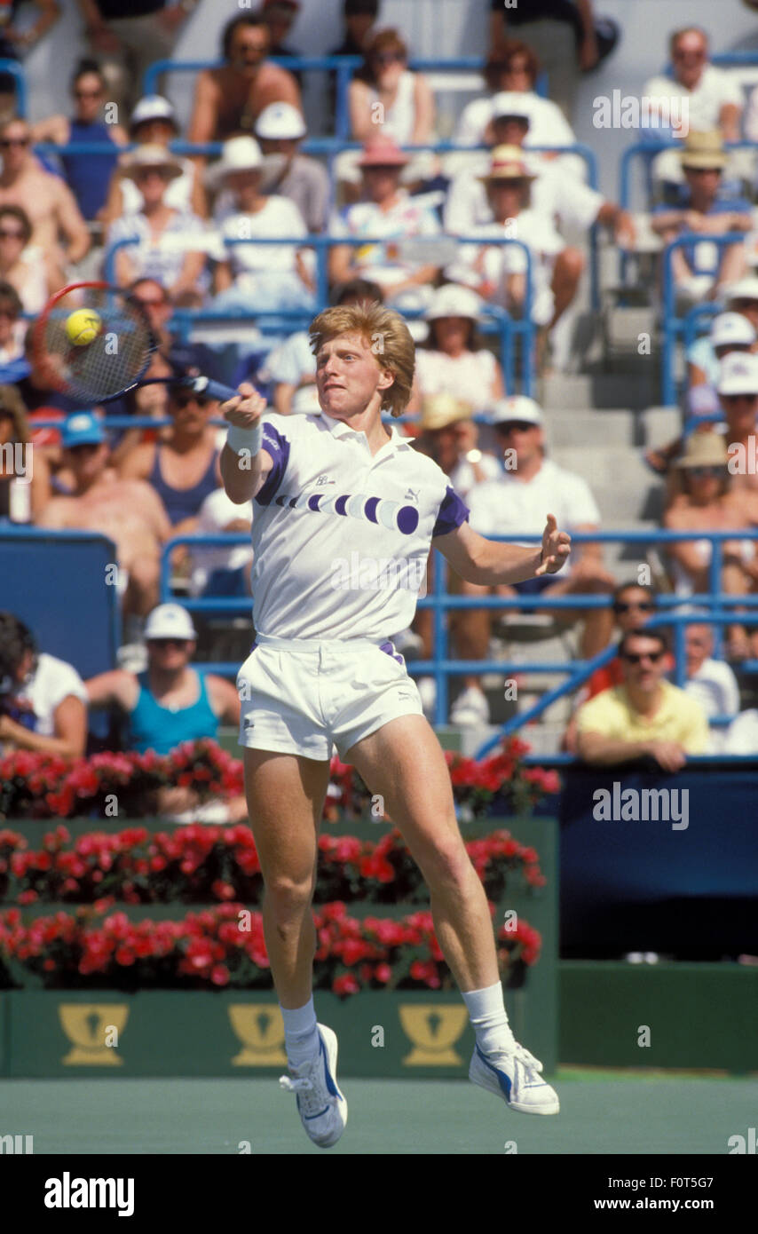 Boris Becker en action au tournoi de la Coupe des Champions de Newsweek à Indian Wells, en Californie en mars 1988. Banque D'Images