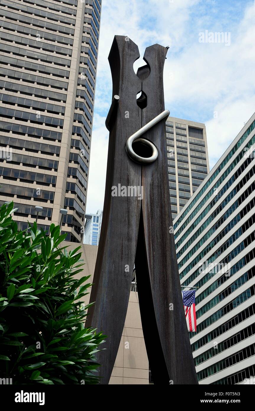 Philadelphie, Pennsylvanie : Claes Oldenburg clothespin sculputre à John F. Kennedy Plaza dans le centre ville Banque D'Images