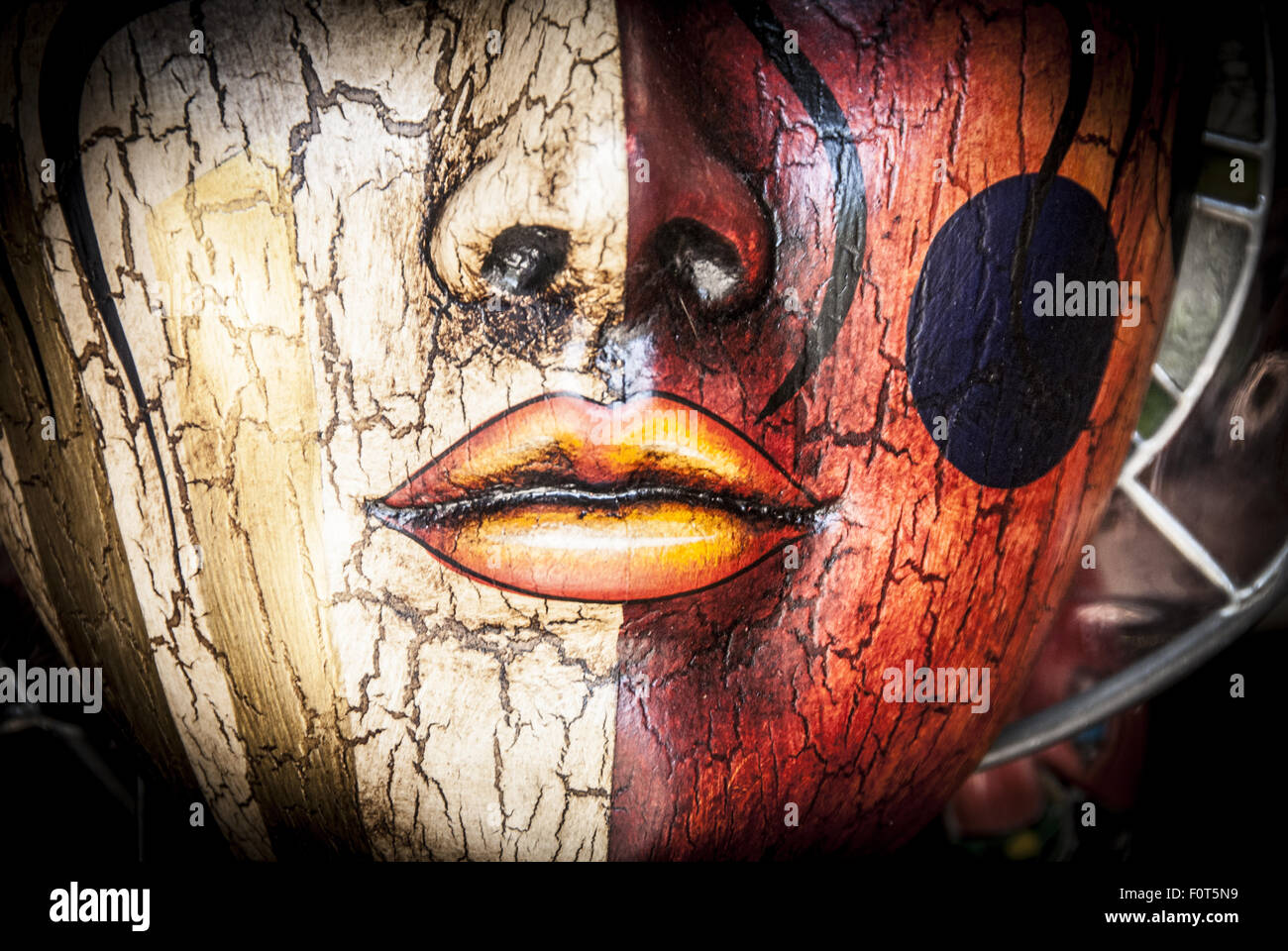 Masque artistique sur l'affichage à un magasin de souvenirs sur l'île de la rivière Cuale, un marché dynamique place à Puerto Vallarta, au Mexique. Banque D'Images