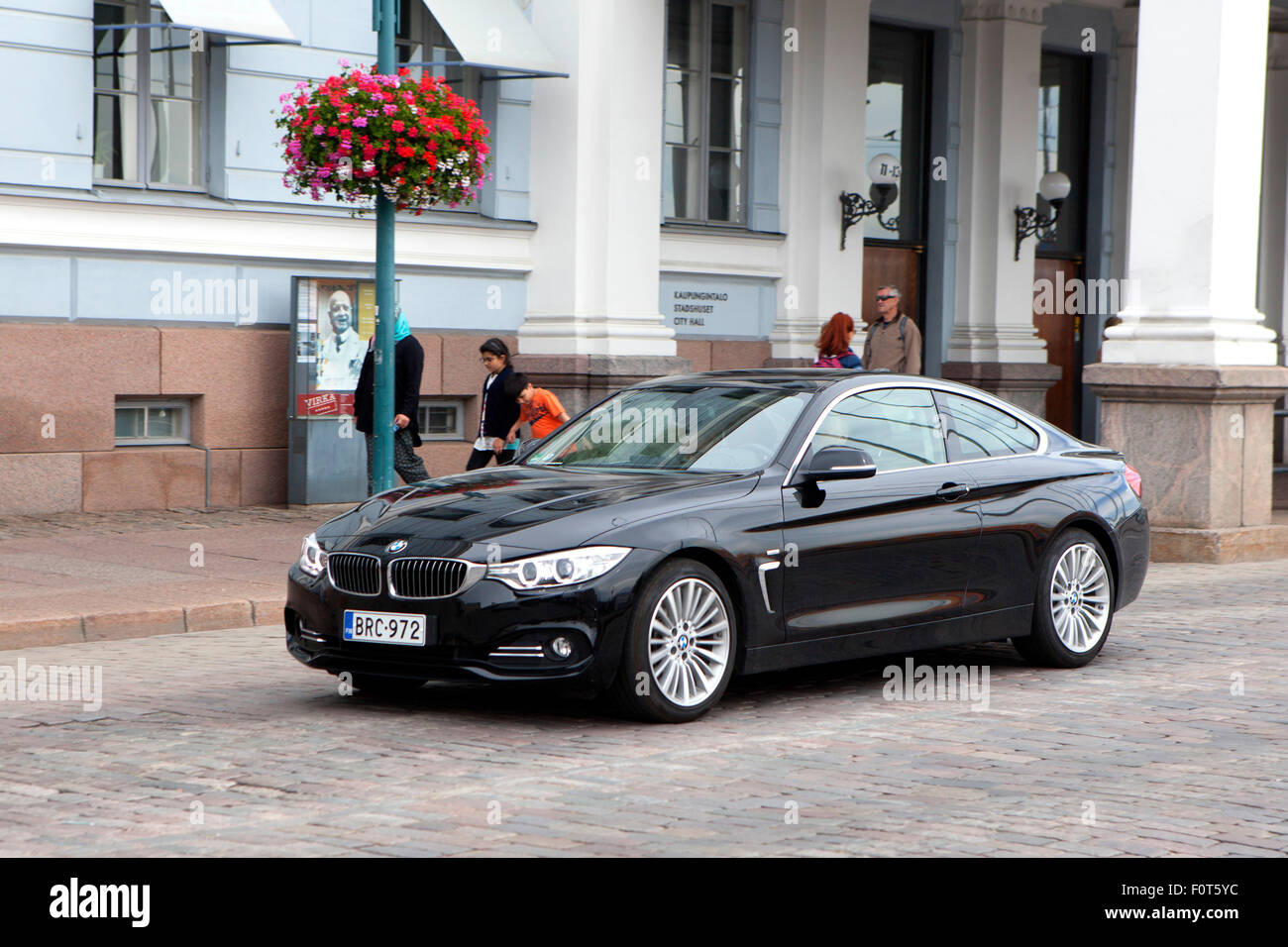 BMW Série 4 noir (F32) coupé exécutif compact fabriqué par le constructeur allemand BMW vu la conduite dans Helsinki, Finlande Banque D'Images