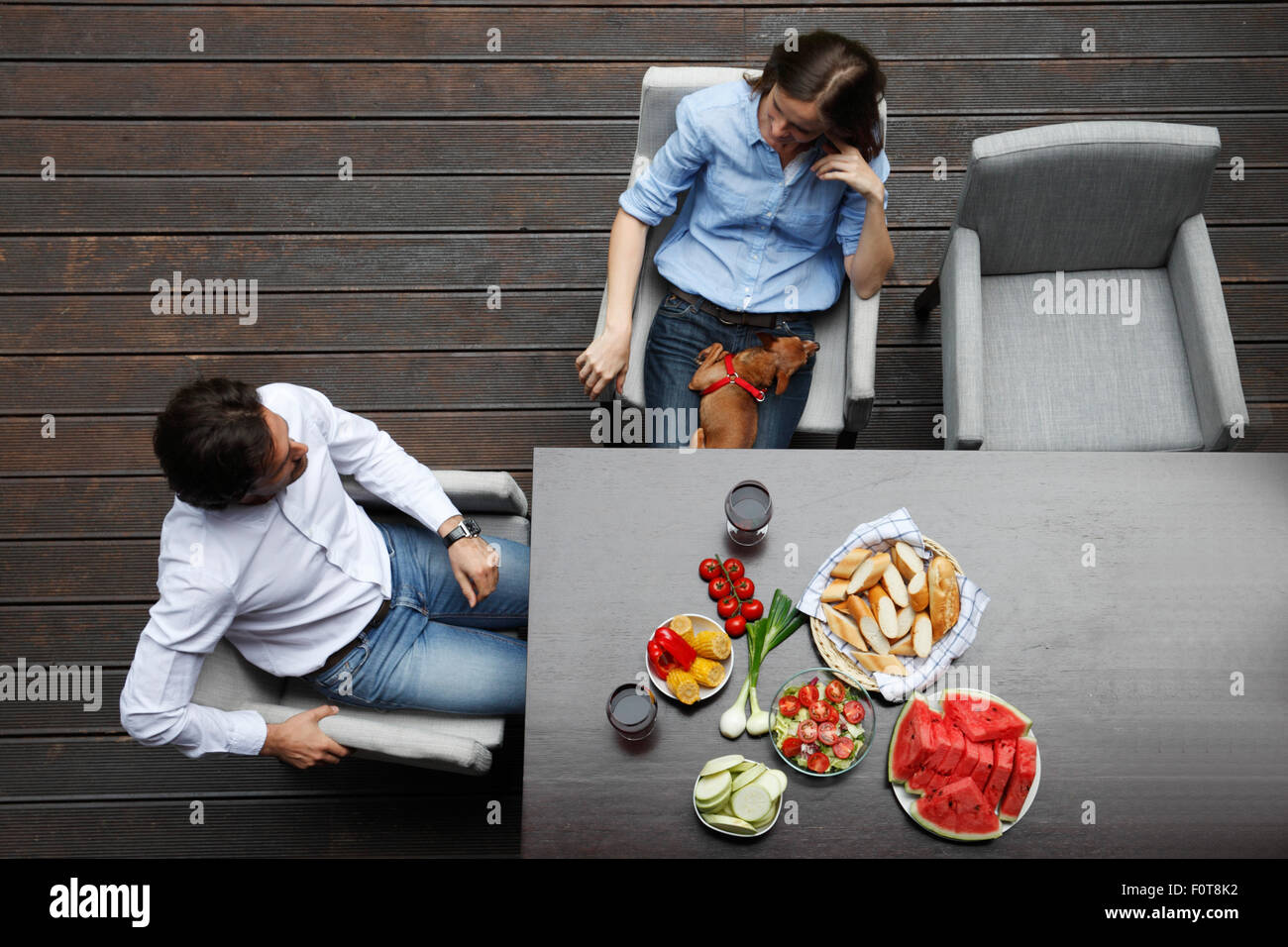 Couple eating derrière la table Banque D'Images