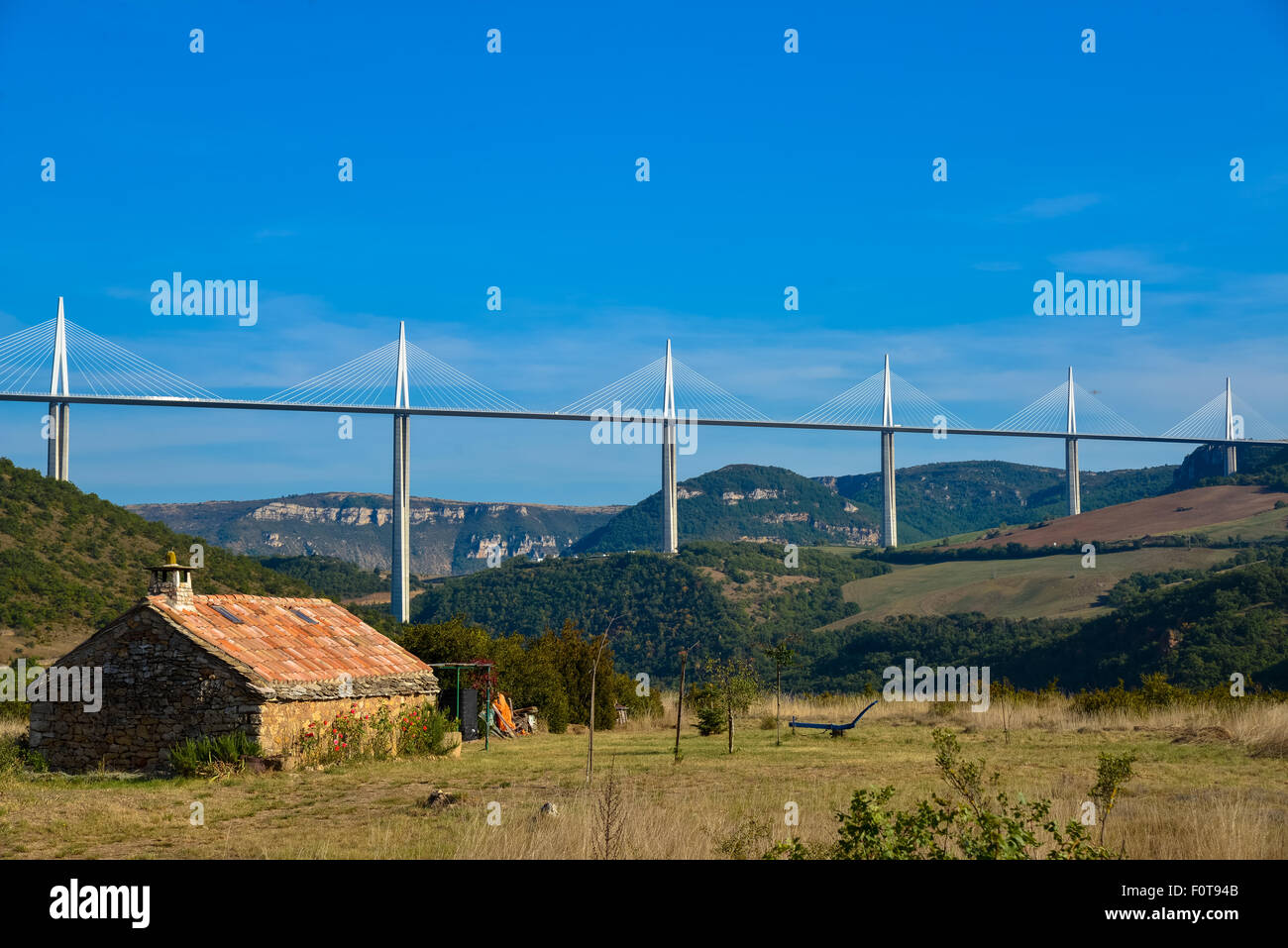 Célèbre pont suspendu au-dessus de la rivière Aveyron à milau en france Banque D'Images