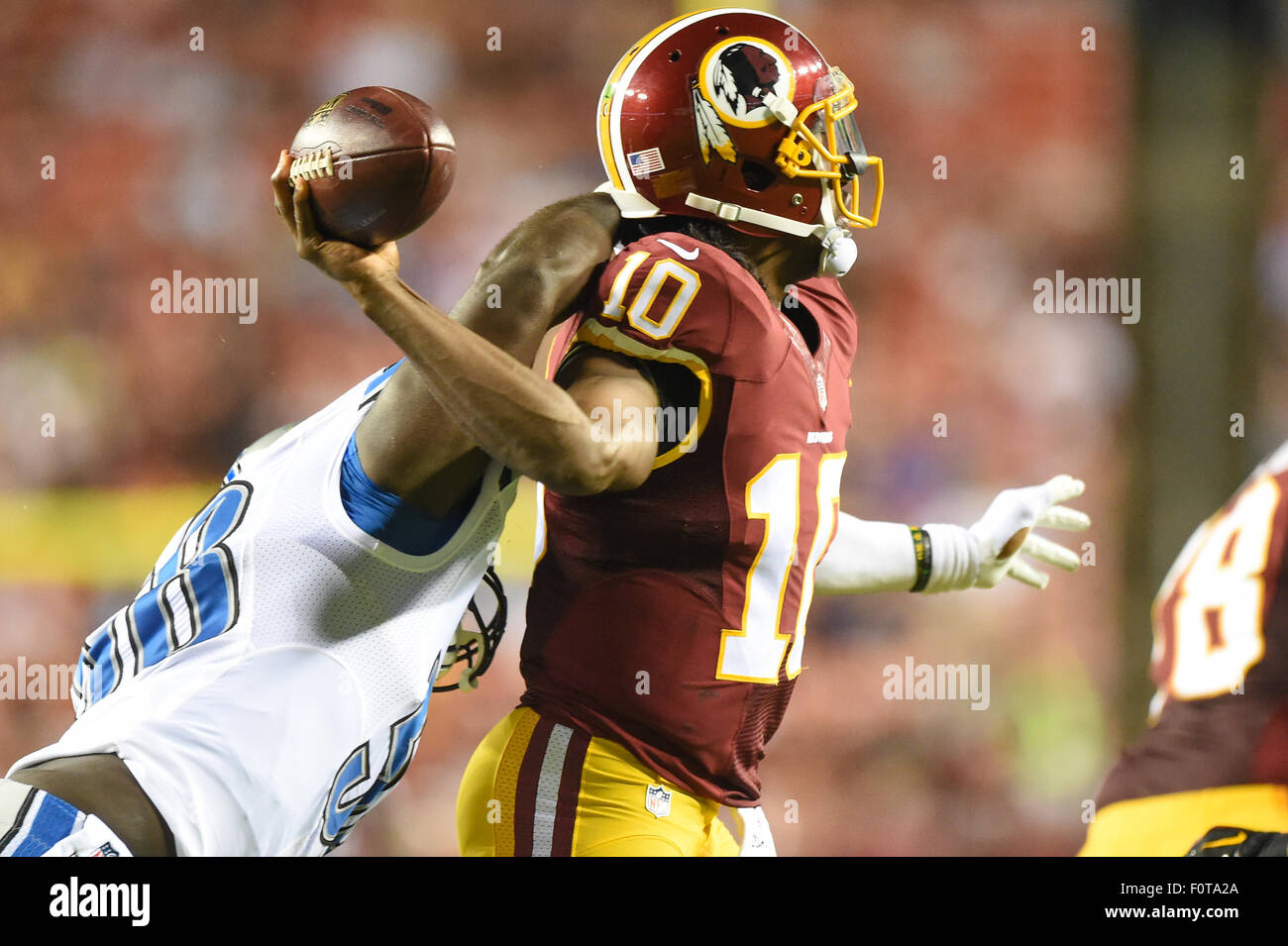 Landover, Maryland, USA. 20e Août, 2015. Redskins de Washington quarterback Robert Griffin III (10) est licencié par Detroit Lions défensive fin Phillip Hunt (58) au cours de l'avant-saison se rencontreront entre les Lions de Détroit et les Redskins de Washington à FedEx Field à Landover, MD. Credit : Cal Sport Media/Alamy Live News Banque D'Images