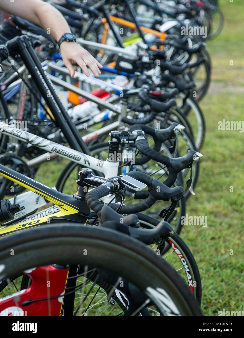 Des vélos sur un rack dans une épreuve cycliste Banque D'Images