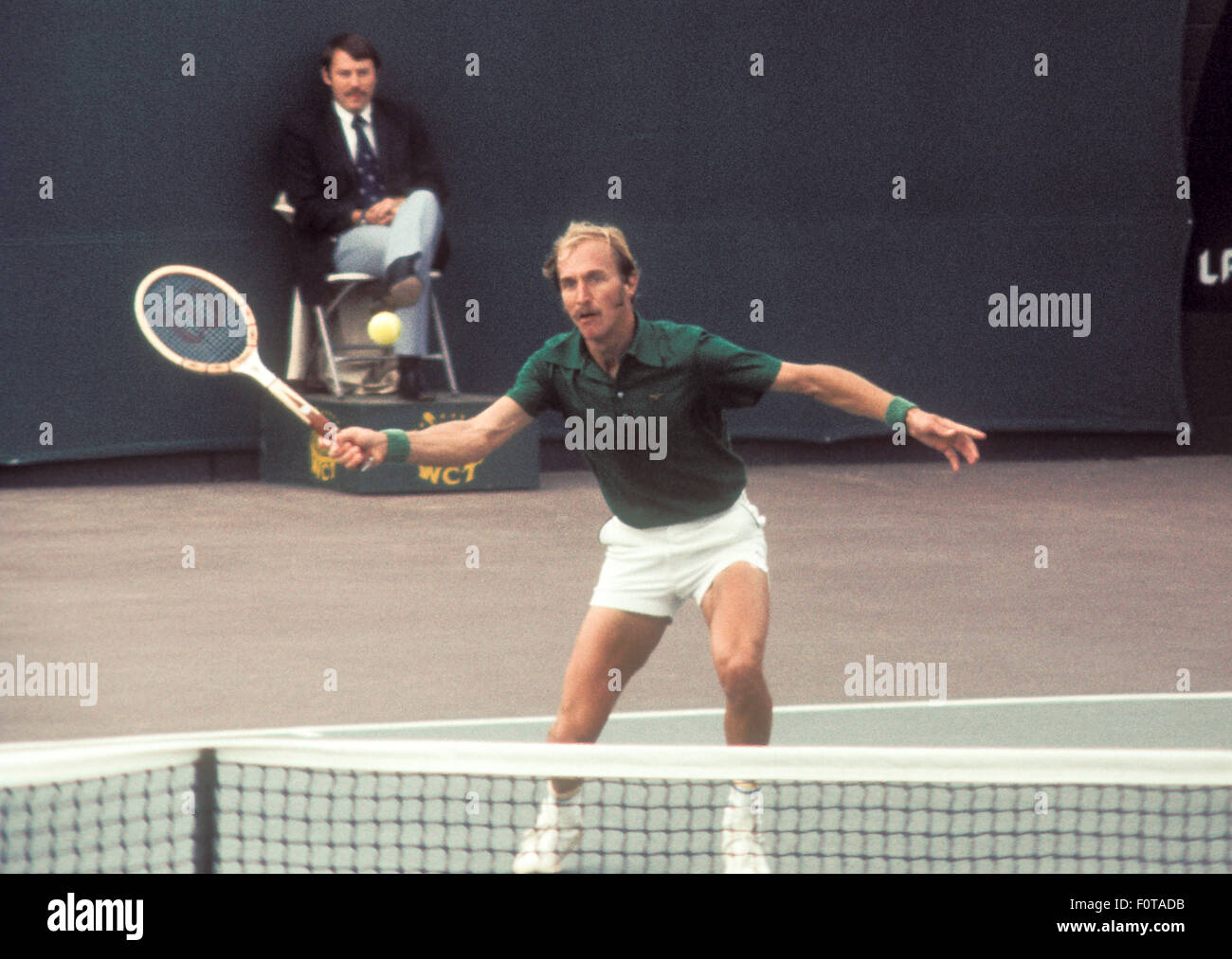 Stan Smith en action au tournoi de tennis à Carlsbad, Californie, en mars 1974. Banque D'Images