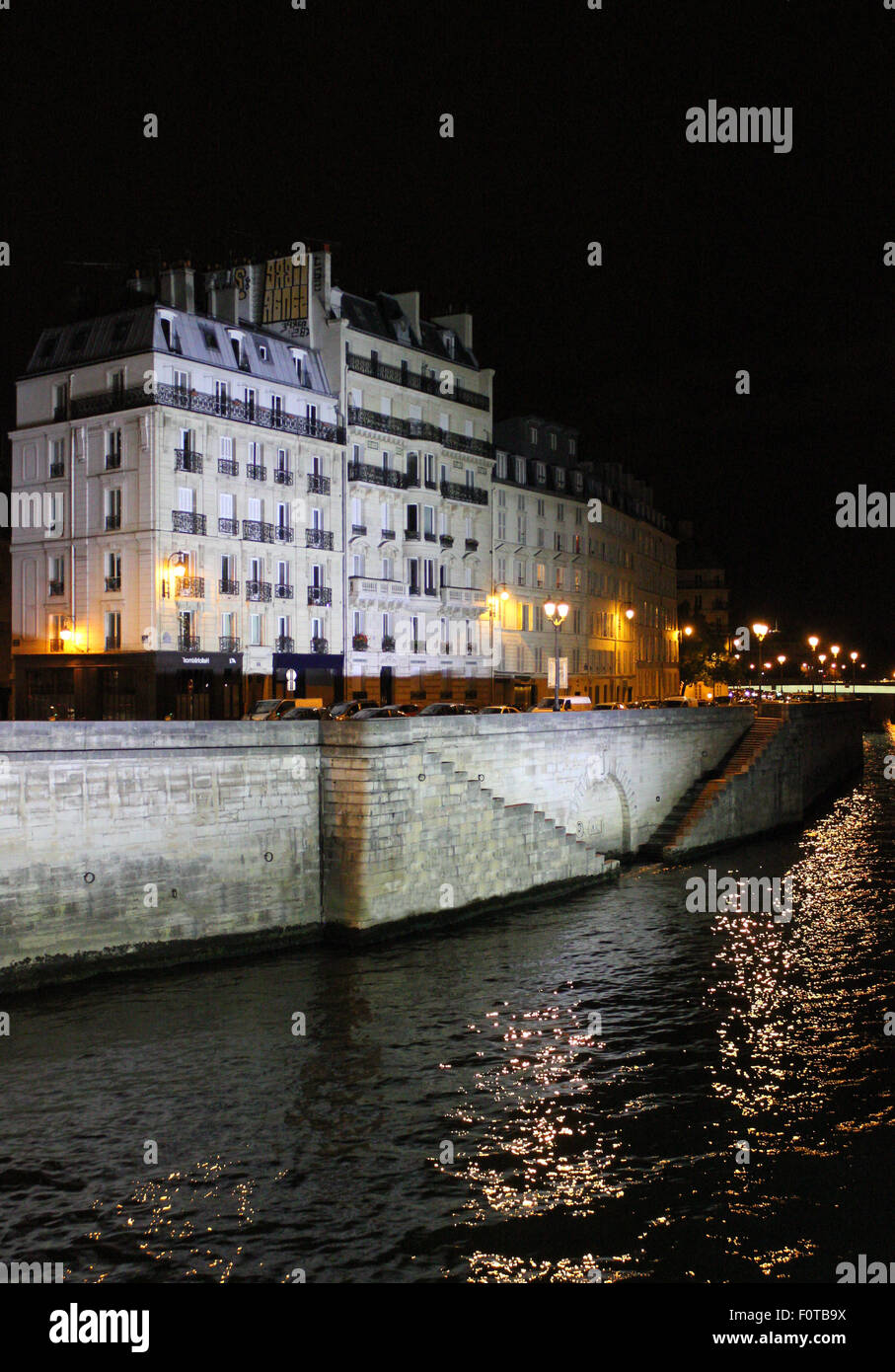 Seine à Paris la nuit, l'illumination. Banque D'Images
