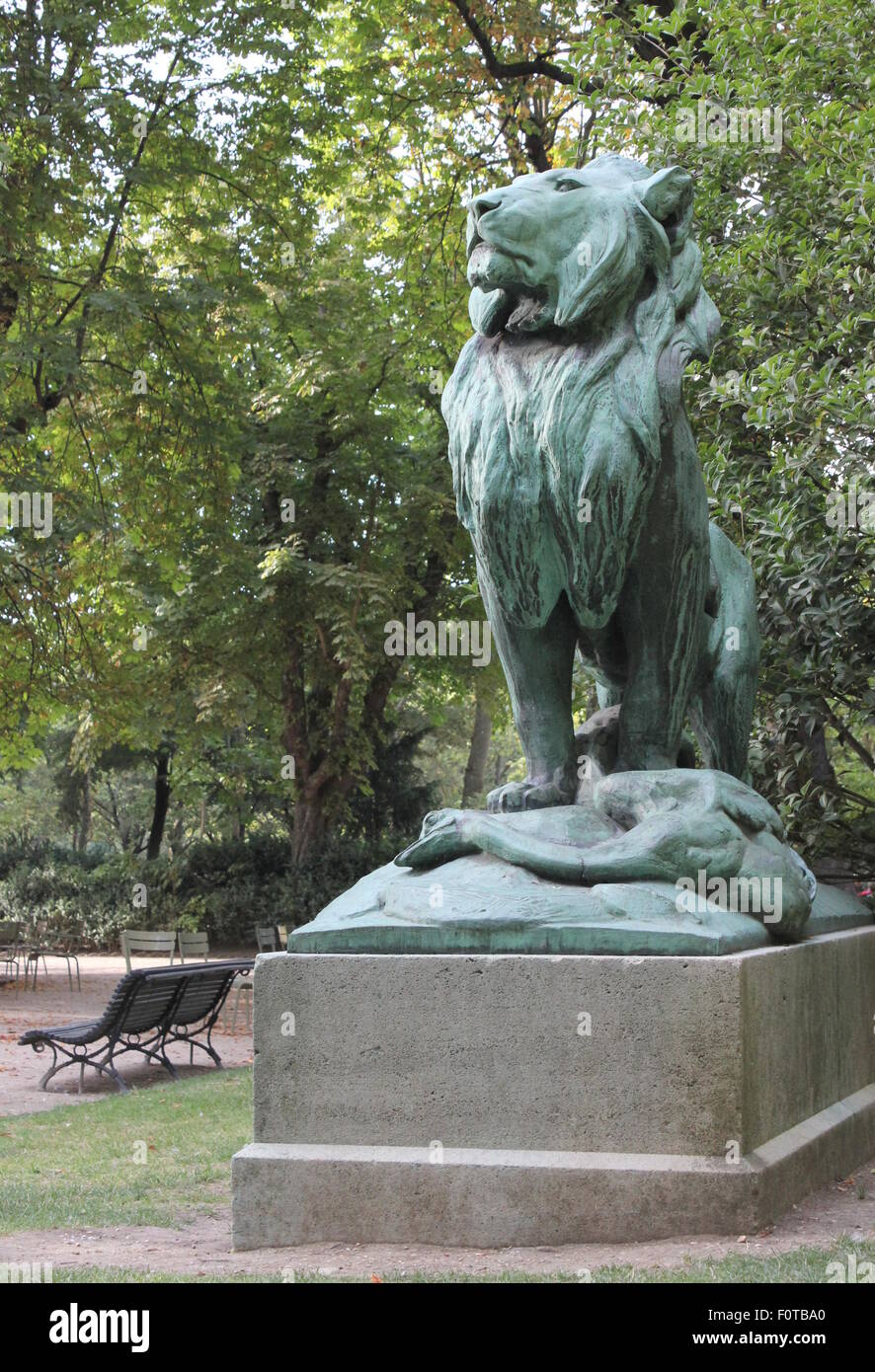 La sculpture du lion dans le jardin du Luxembourg Banque D'Images