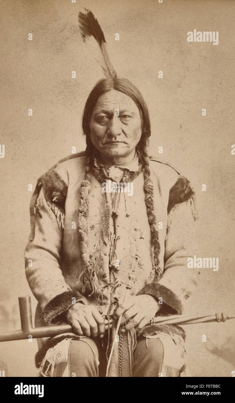 - Le chef Sitting Bull Sitting Bull était un saint homme lakota Hunkpapa qui conduit son peuple comme un chef de tribu durant les années de résistance aux politiques du gouvernement des États-Unis. Banque D'Images
