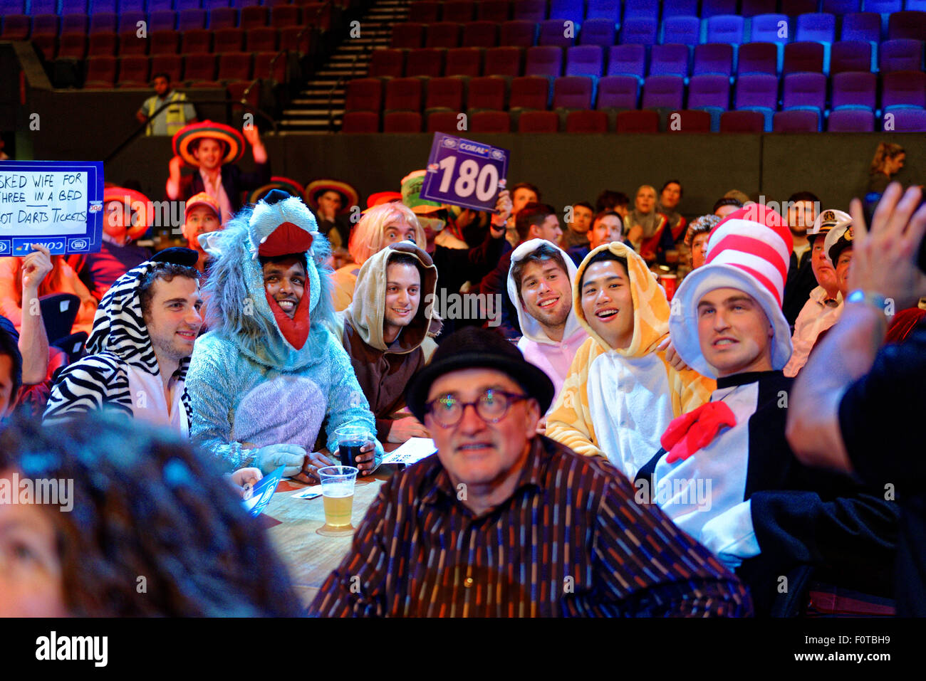 Sydney, Australie. 20e Août, 2015. Sydney, Australie - 20 août 2015 : Fans cheer au cours de la tour de Sydney du PDC World Series à l'Arène Cu Qantas Credit : MediaServicesAP/Alamy Live News Banque D'Images