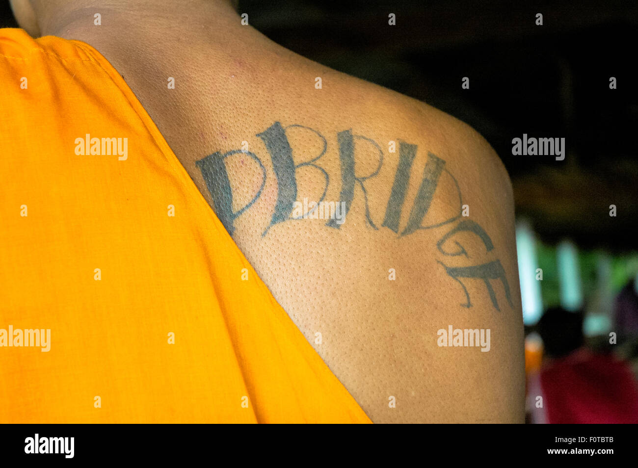 Moine avec tatouages à Xieng Thong temple de Luang Prabang au Laos Banque D'Images