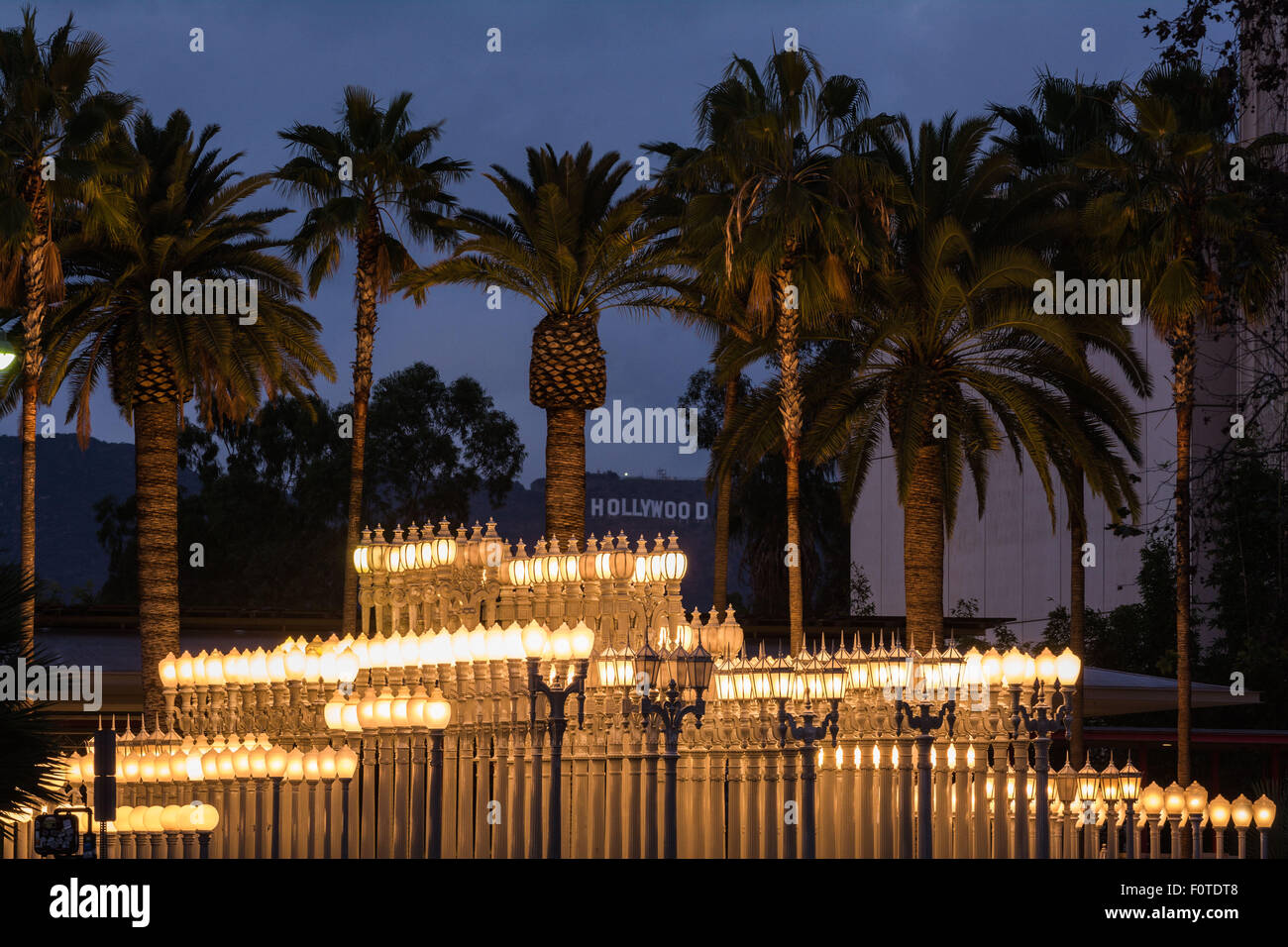 "Lumière urbaine', l'installation d'art moderne à l'extérieur de la Los Angeles County Museum of Art, Wilshire Blvd., Los Angelese, Californie, U Banque D'Images