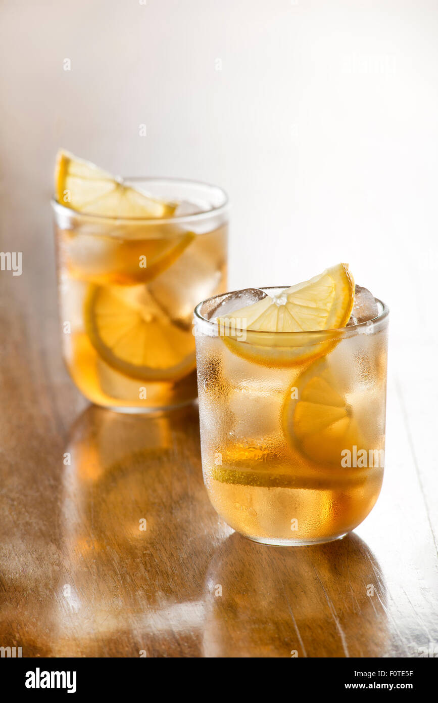 Verre de thé au citron et des glaçons. Banque D'Images