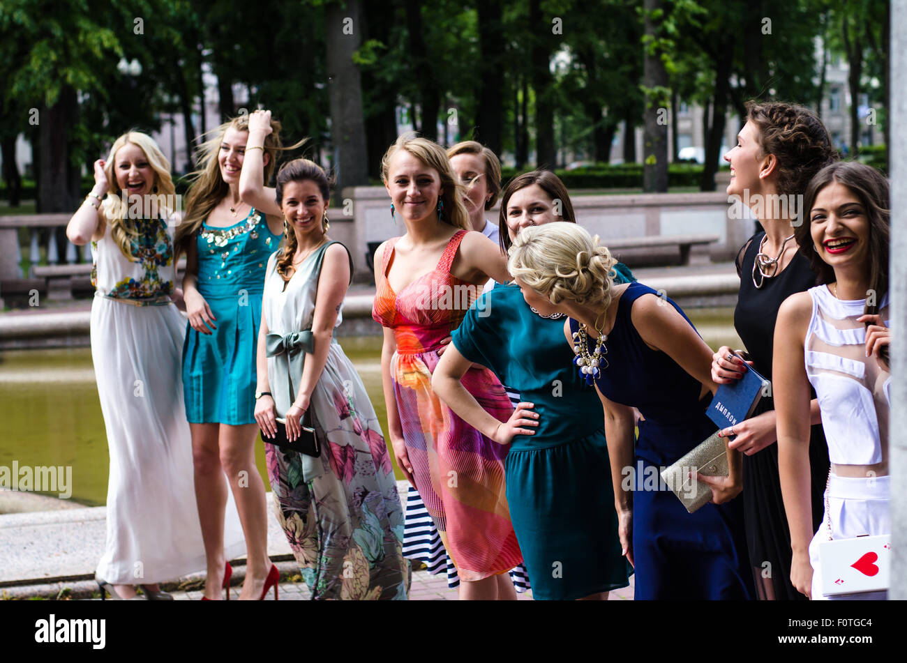 Un grand groupe de filles (femmes) posant dans une face d'une caméra avant de cérémonie prom Banque D'Images