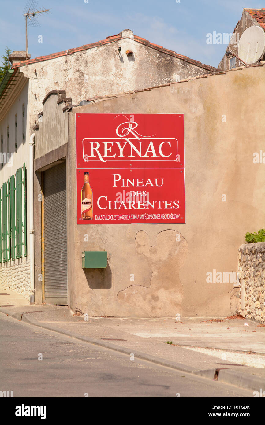 Pineau des Charentes Reynac - signer au mur du bâtiment à Saint Thomas de Conac, Charente-Maritime, France Banque D'Images