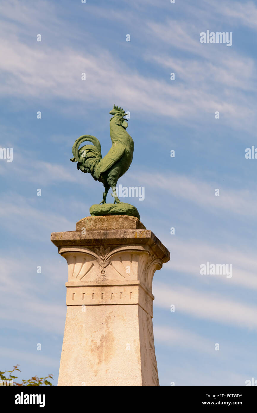 Monument commémoratif de guerre avec l'emblème national français (coq) à St Thomas de Conac, Charente-Maritime, France Banque D'Images