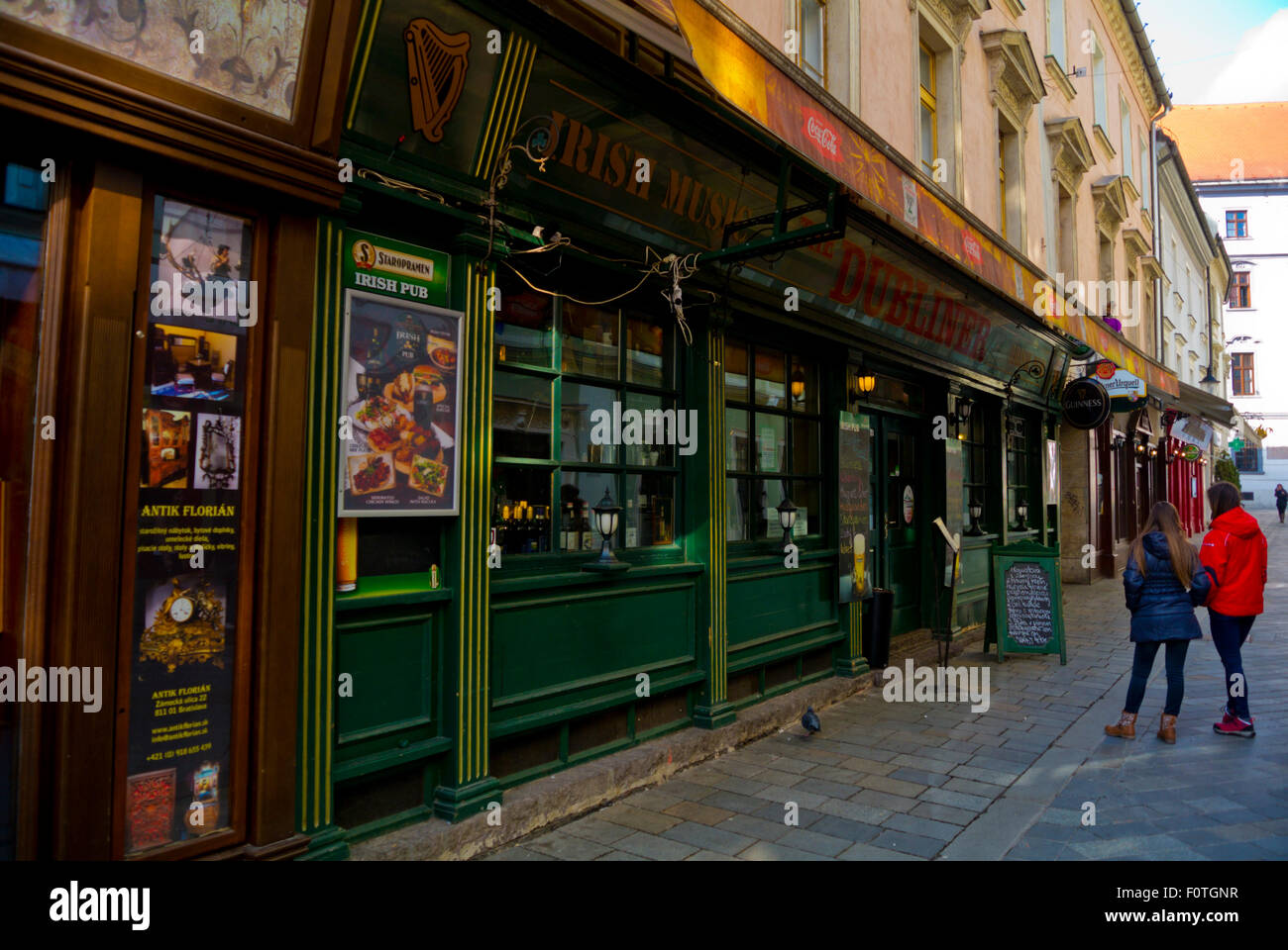 Sedlarska street, avec des restaurants internationaux visant à touristes et expatriés, vieille ville, Bratislava, Slovaquie, Europe Banque D'Images