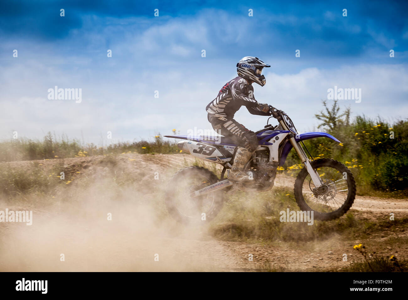 Motocycliste de motocross sur une piste poussiéreuse sur un jour étés dans Calverstown, comté de Kildare, Irlande. Banque D'Images