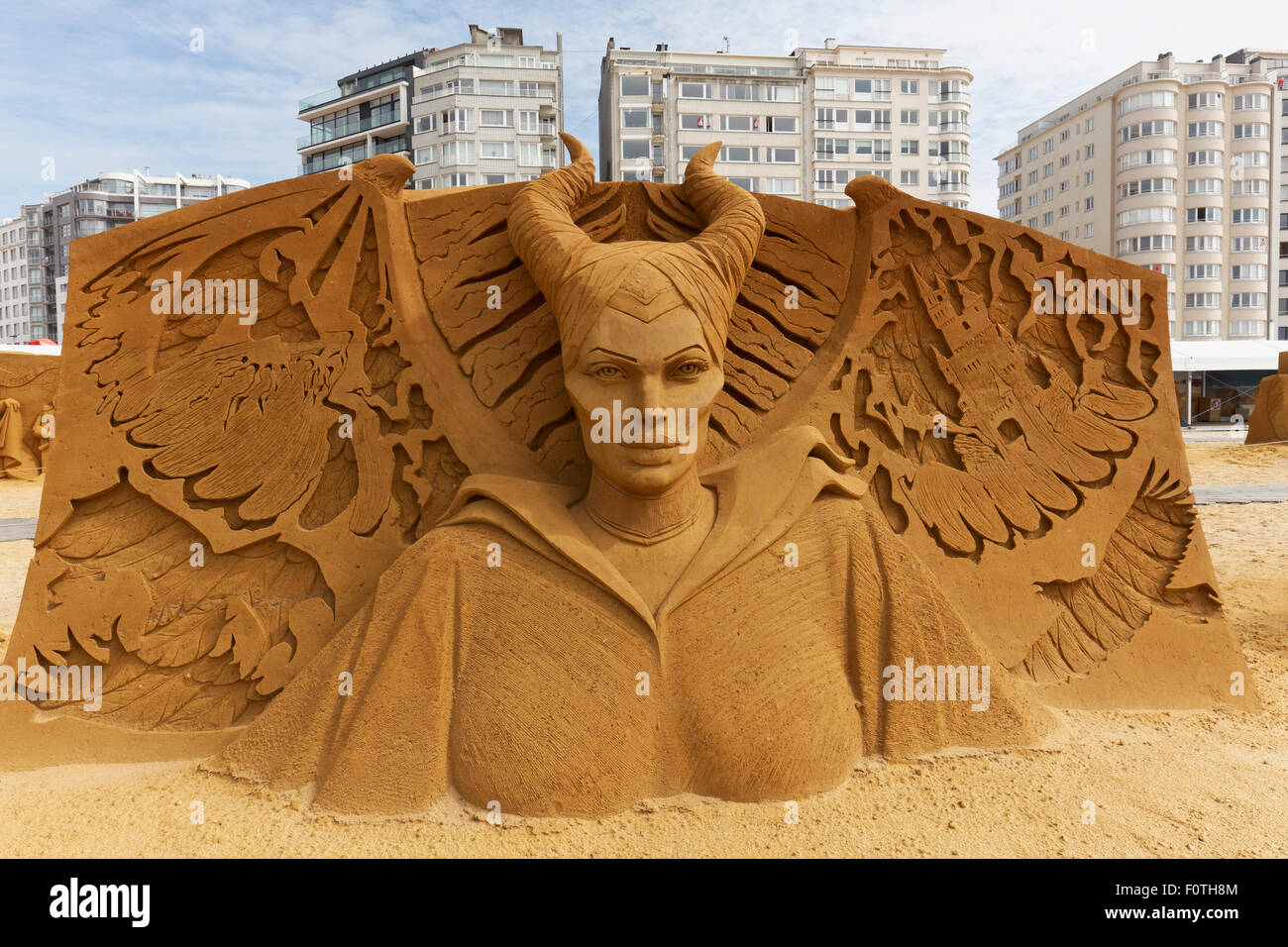 Sculpture de sable, de Walt Disney, maléfique film festival de sculptures de sable, soleil de l'été congelé, Oostende Flandre Occidentale Banque D'Images